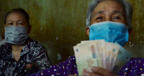 "Bô lão vé số" run run tay ký nhận gói hỗ trợ 886 tỷ đồng: 'Có tiền chúng tôi góp lại để tặng người bị giật vé số" - Vimarsana News