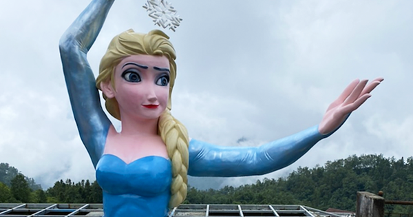 Hoá ra Nữ hoàng băng giá Elsa "đột biến" ở Sa Pa "cùng nhà" với Nữ thần Tự do bị ném đá 2 tháng trước: Cơ quan chức năng xử lý thế nào? - Vimarsana News