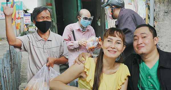 Mẹ khiếm thị, con trai nấu cơm rồi đi khắp Sài Gòn để tặng người khuyết tật: "Mẹ có anh đi còn té ngã, cô chú ngoài kia chẳng biết sống sao" - Vimarsana News