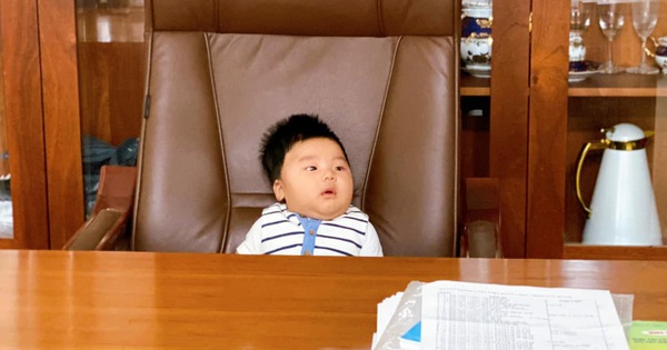 Bức ảnh cho thấy rõ con trai Hoà Minzy sinh ra ở vạch đích: 3 tháng tuổi đã được ngồi chễm chệ trên ghế Tổng giám đốc rồi đây! - Vimarsana News