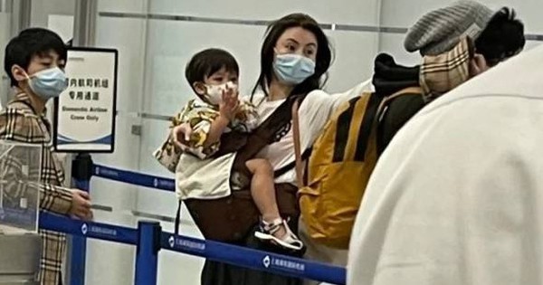 Quý tử thứ 3 nhà Trương Bá Chi chính thức lộ mặt, nhìn vóc dáng nhóc tì 3 tuổi đã biết được mẹ chăm sóc như thế nào - Vimarsana News