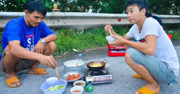 Tài xế mắc kẹt 5 ngày không đổ được hàng vì dịch Covid-19: Nhờ xe ôm mua thực phẩm, nấu ăn dưới lòng đường chờ giấy "luồng xanh" - Vimarsana News