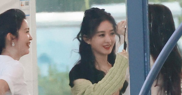 Cuối cùng nụ cười đã trở lại với Triệu Lệ Dĩnh sau bao drama, visual "lên hương" thế này có phải là do tái hợp chồng cũ? - Vimarsana News