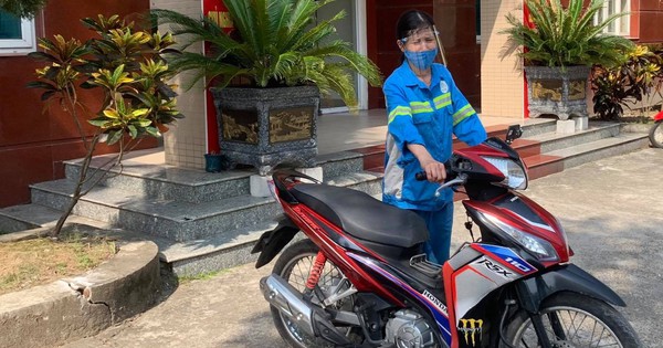 Nữ lao công ở Hà Nội bị 4 đối tượng cướp xe trong đêm được công an tặng xe máy - Vimarsana News