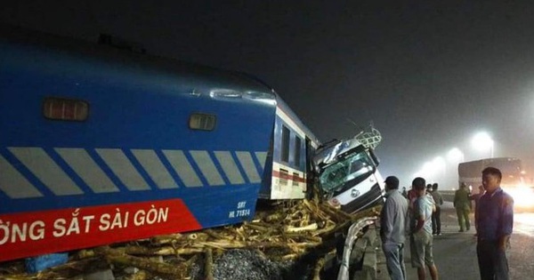 Tàu khách Bắc - Nam bị lật đầu máy, văng toa vì đâm vào ô tô tải chở gỗ