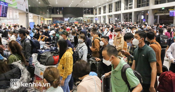 
                                    Sáng 25 Tết, sân bay Tân Sơn Nhất đông nghẹt người về quê, hành khách đến từ 3h sáng để chờ check in