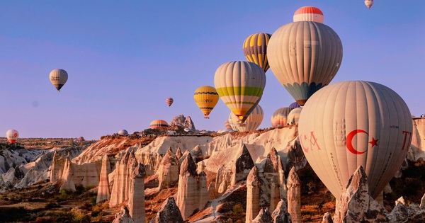 Bay khinh khí cầu trên những kỳ quan ở Cappadocia