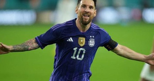 Messi ghi bàn khiến cả CĐV đối phương bật dậy ăn mừng
