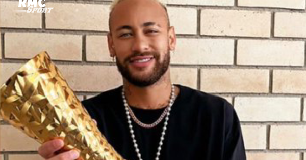 Neymar trao cúp vàng 