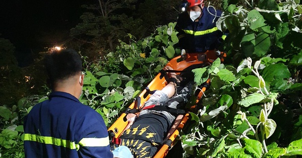 Likes to take pictures, the 15-year-old boy slipped and fell into a ravine