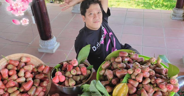 Truong Giang shows off the garden without missing a beat in the new villa