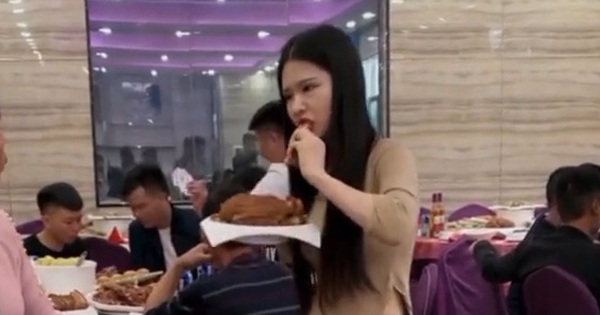 In the middle of the wedding, the girl standing with a plate of meat and eating it was very offensive, but seeing the cause that happened earlier, everyone agreed.