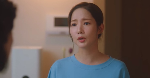 Caught up in the act of living with two quirky boys, Park Min Young announced something that shocked her mother on the Love and Weather Forecast.