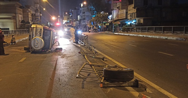 The car “dropped” the horizontal wheel after hitting a road divider and hitting a motorcycle