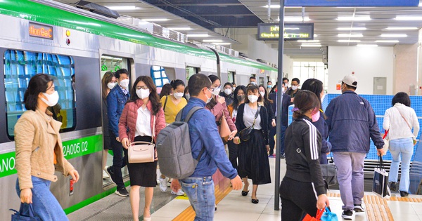 Photo: Gasoline prices hit record, Hanoi residents flock to Cat Linh train