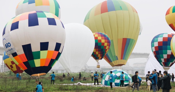 Hot air balloon festival flies beautifully, hurry to “sorry place” to experience Hanoi from above