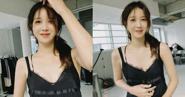 “Old lady Penthouse” Lee Ji Ah climbed to the top of Naver with only 2 behind-the-scenes photos, wearing a sexy thin nightgown like this, who would have thought U45