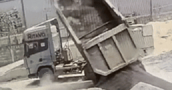 The body of the dump truck overturned, crushing the cabin, causing the young driver to die, the scene clip is haunting