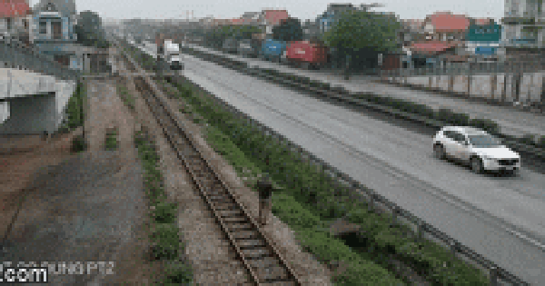 Standing listening to the phone near the train line, the man was run over and died