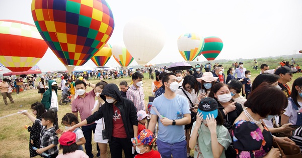 The hot air balloon drop area in the middle of Hanoi is crowded with people checking-in at the weekend, if you want to have a slot to watch the city, you will have to wait in line!