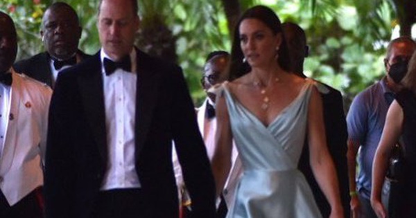 
                                    Bàn tay 'lạc lối' của Công nương Kate trên người Hoàng tử William tại sự kiện trang trọng 'gây bão' cộng đồng mạng