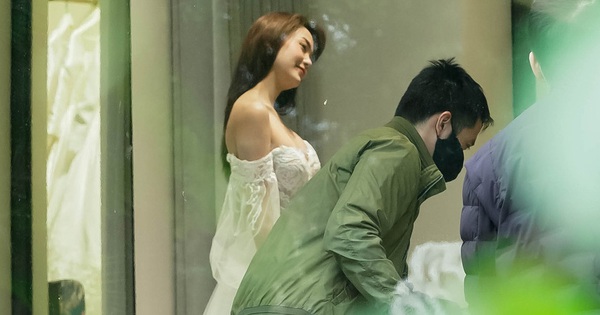 Revealing photos of Minh Hang trying on a wedding dress