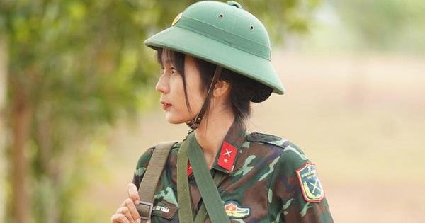 
                                    Sao Nhập Ngũ bất ngờ tung hình ảnh một nữ quân nhân xinh đẹp, dân mạng đổ xô xin 'in tư'!