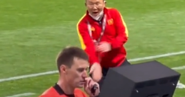 Laughing at the moment Coach Park Hang-seo “peeped” at VAR