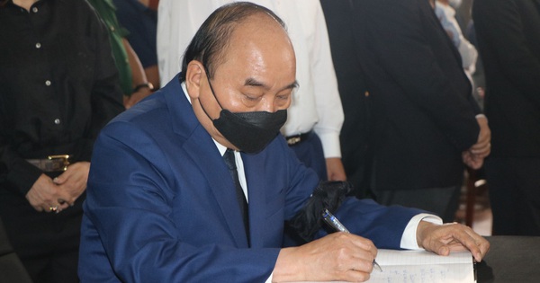 President Nguyen Xuan Phuc wrote a book of mourning for Vice President of Ho Chi Minh City Le Hoa Binh