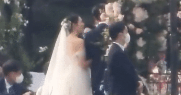 What did Son Ye Jin say to Hyun Bin in the middle of the aisle, look at the expression to know if he loves each other deeply or not?