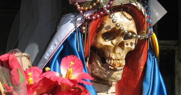 The image of a skeleton decorated with flowers that looks surprisingly scary is a symbol of hope and a little-known story about the goddess of the infamous “brother and sister”
