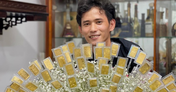 
                                    'Khủng' nhất dịp 8/3: Khách đặt bó hoa đặc biệt làm từ 100 cây vàng trị giá bằng cả căn nhà, chủ shop 'vừa mừng vừa lo'