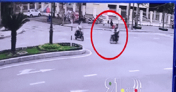 
                                    Tránh xe đạp điện qua đường, hai nam thanh niên 'phi' xe với tốc độ nhanh lao thẳng vào cột điện