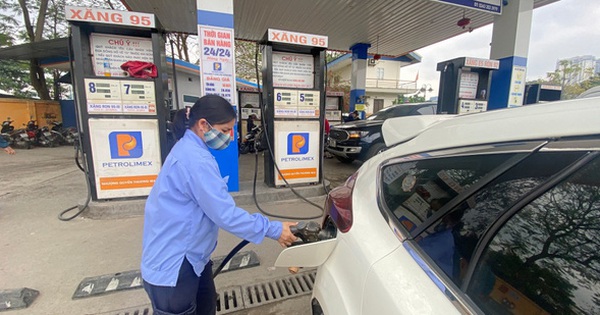 Gasoline price decreased by more than 1,000 VND/liter from 0:00 on April 1