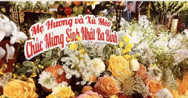 With tears in her eyes at Mr. Le Hoa Binh’s birthday