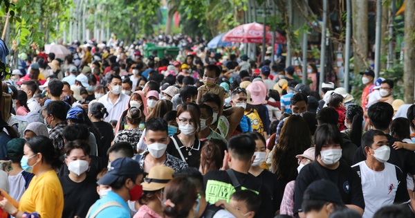 Saigon Zoo and Botanical Garden is crowded with people on the death anniversary of Hung Kings