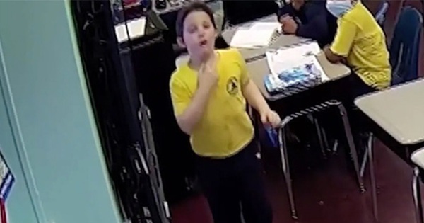 The student choked on the bottle cap, choking and couldn’t say anything, the teacher had an amazing treatment