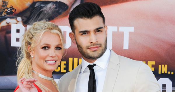 Britney Spears officially married her 13-year-old model boyfriend after announcing her pregnancy?