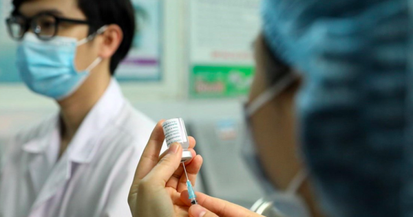 Hanoi detected 1,677 new cases of COVID-19, more than 93% of people aged 18 years old received a booster shot of the vaccine