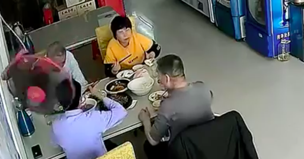 The fan that was spinning in the restaurant suddenly fell on the head of a customer
