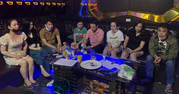 12 men and women are high on drugs at the Truong Thinh 63 karaoke bar in Hoi An