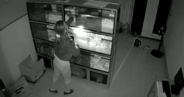 The camera caught the female station chief stealing medicine from the cabinet at the medical station and selling it