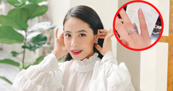 The singer Kieu Anh went to eat on the sidewalk, but wearing a misty outfit of 1.6 billion, the most in the spotlight is still a bright 8-inch diamond ring.