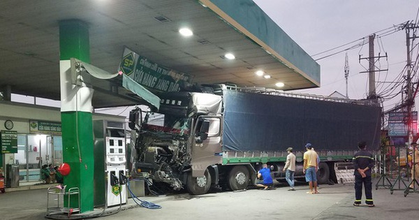Truck crashes into gas pump after collision with container truck