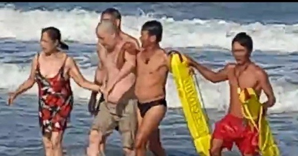 Caught by the waves while swimming in Vung Tau, 2 tourists were saved in time