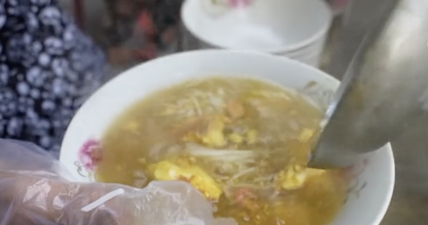 In Saigon, there is a place that sells fish noodle soup Ngoc Trinh loves for 20k/bowl, even though “meat is full of mounds” and salivating!