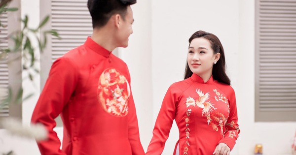 Vietnamese football players smile brightly to welcome the bride Pham Hieu