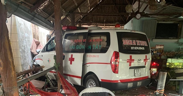 Clip of the ambulance crashing into people’s houses, one person collapsed on the spot, the scene was devastated