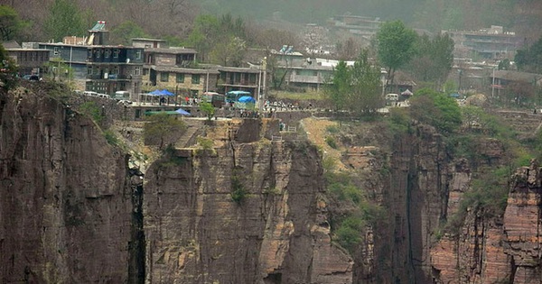 Located on a steep mountain 1,700m high, there is a craggy “hanging cliff” road that challenges all experienced drivers.