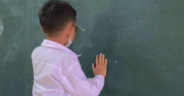 An 8-year-old boy holds chalk on the board and scribbles a few lines, a few minutes later, netizens’ eyes widened to see the result